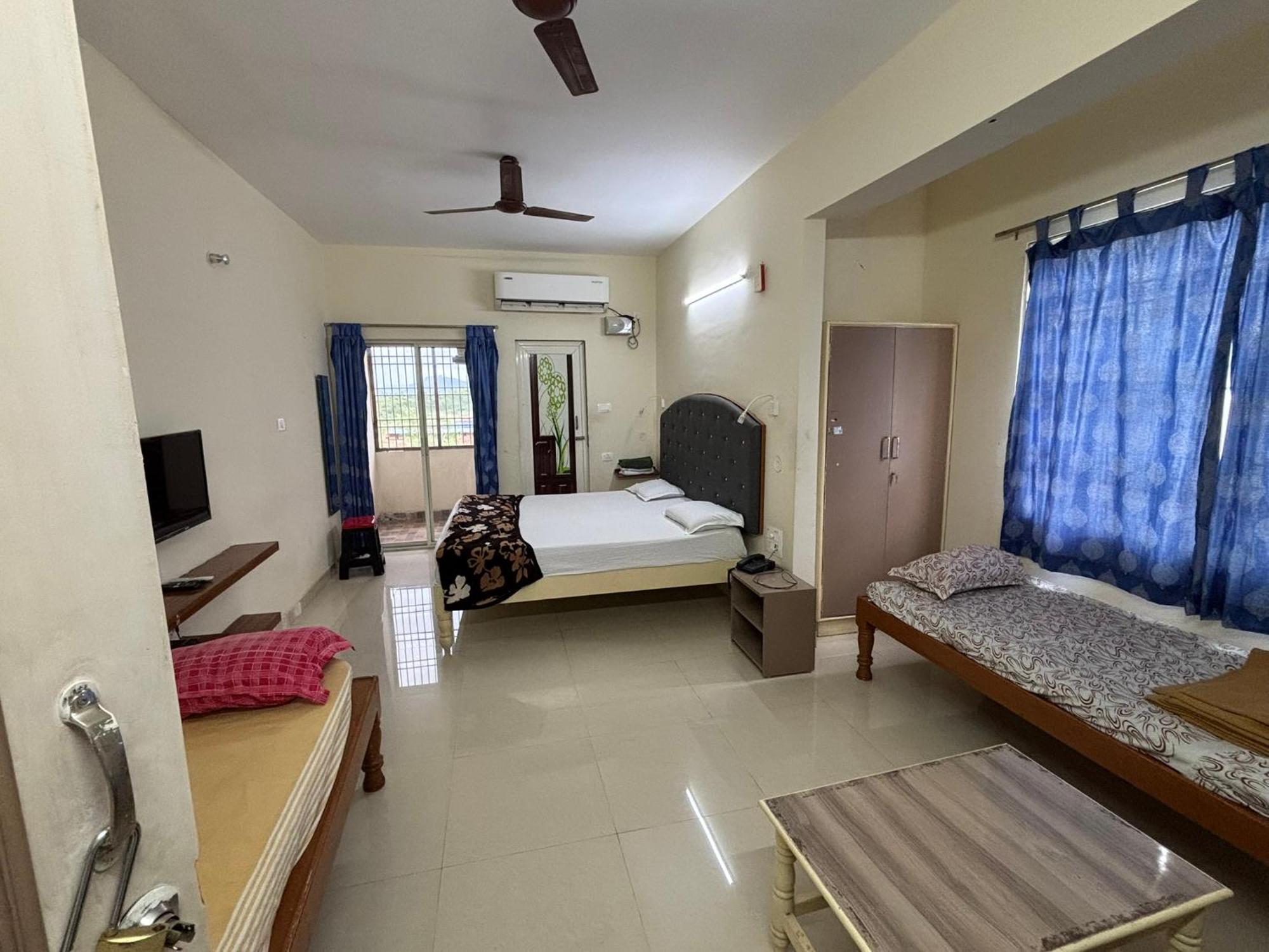Srinivasa Hotel Tirupati Exterior foto